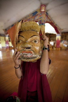 masked ladakhi ready to perform 