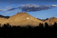 beautiful himalayan mountain range 