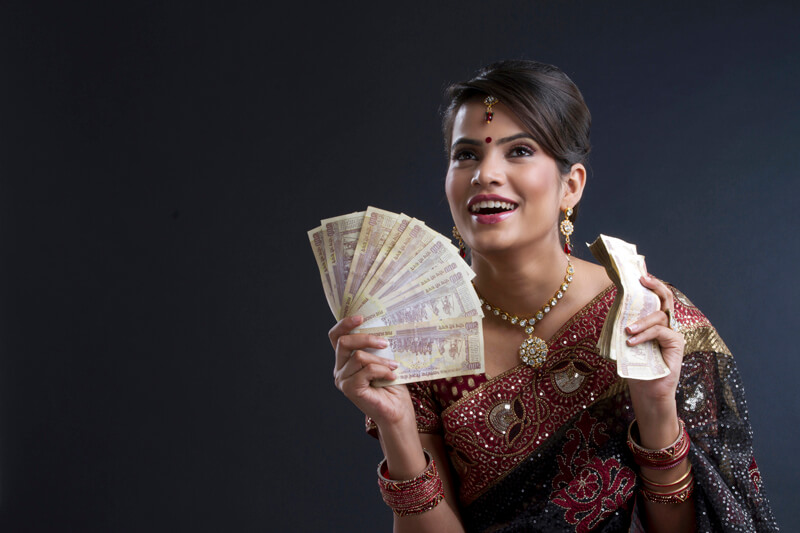 indian bride with 500 rupee notes