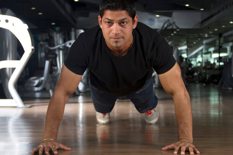 man concentrating on his workout