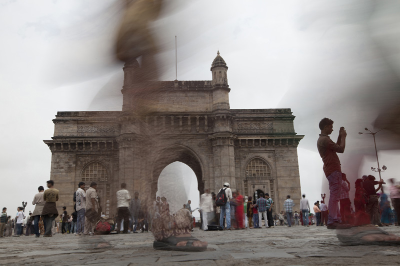 moving people at the gateway of india 