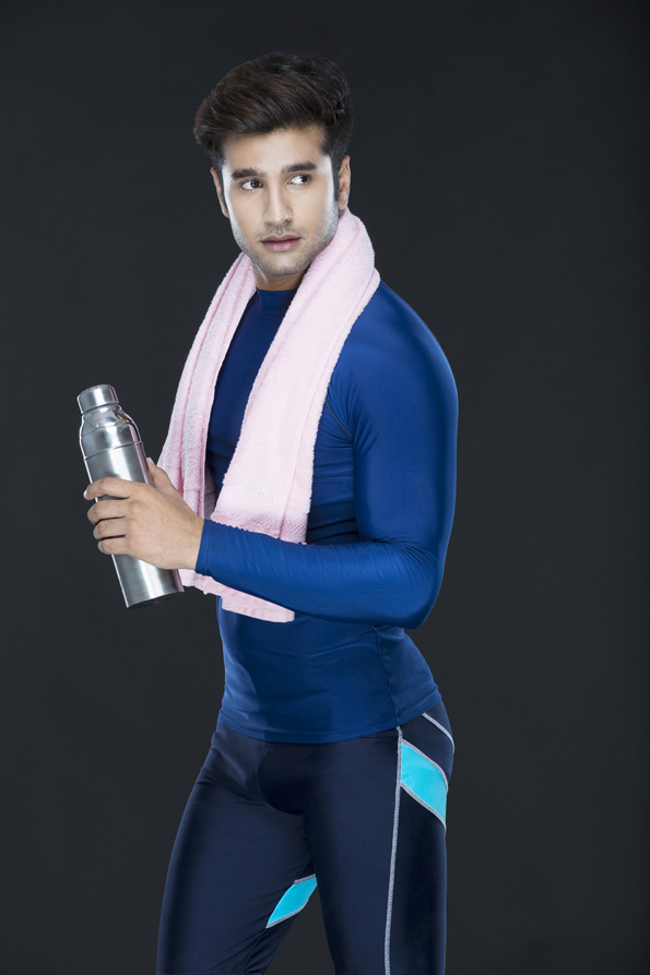 sports person carrying towel and wearing sipper 