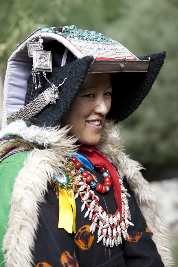 portrat of a tibetan woman in a traditional dress code