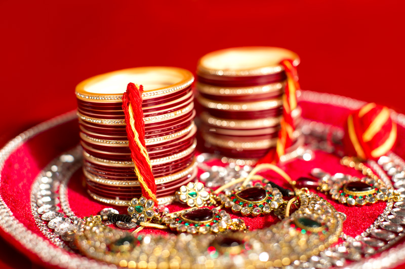 chuda and necklace in pooja thaali