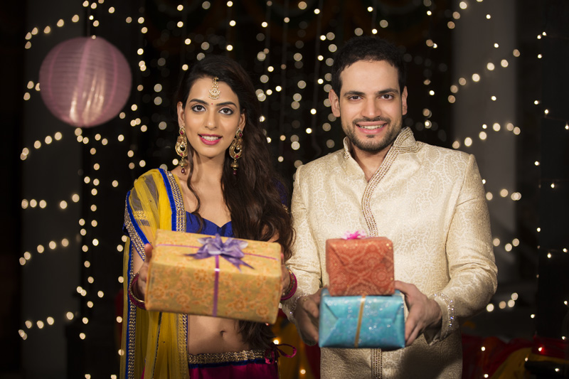 couple flaunting their diwali gifts 