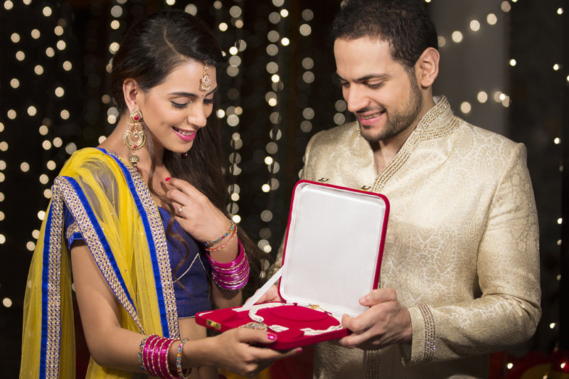 man gifting necklace to wife on diwali 