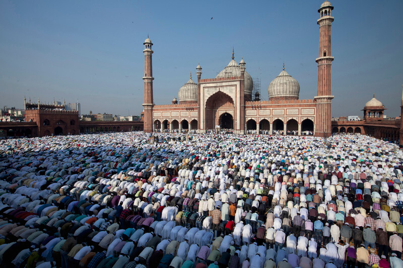 huge crowd bowing during prayer meeting at jama masjid 