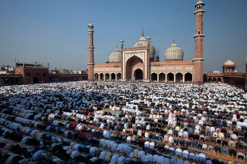 huge crowd bowing at jama masjid new delhi