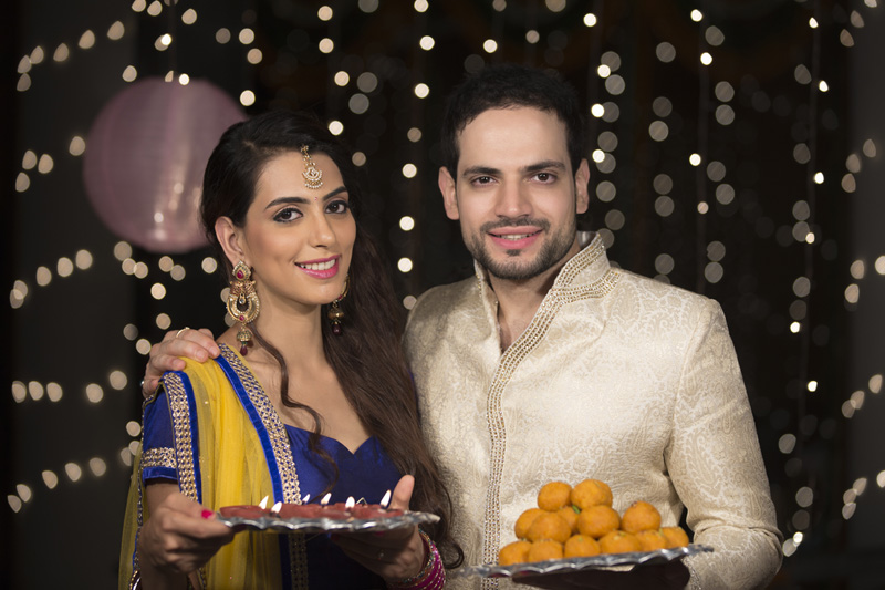 husband and wife with ladoo and thaali
