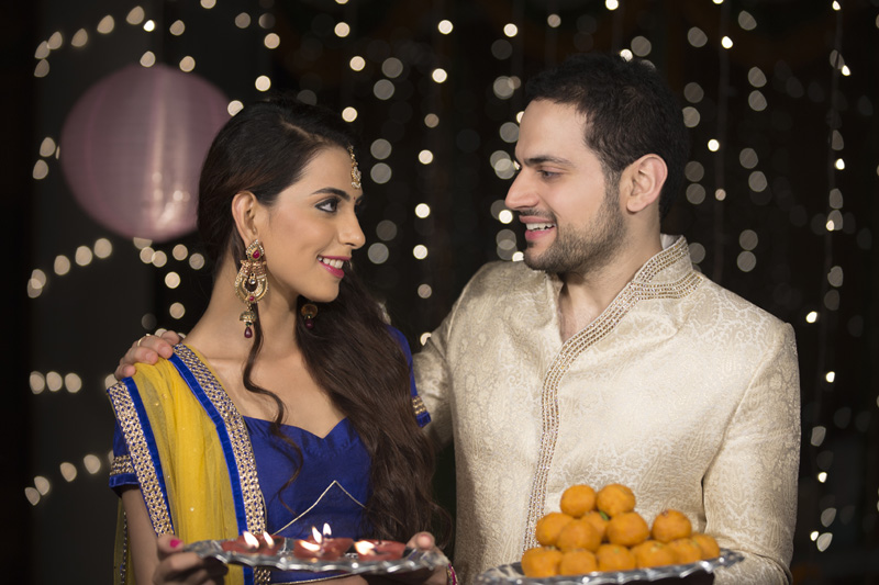 husband and wife with ladoo and thaali