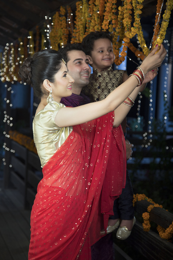 married couple with their son on diwali