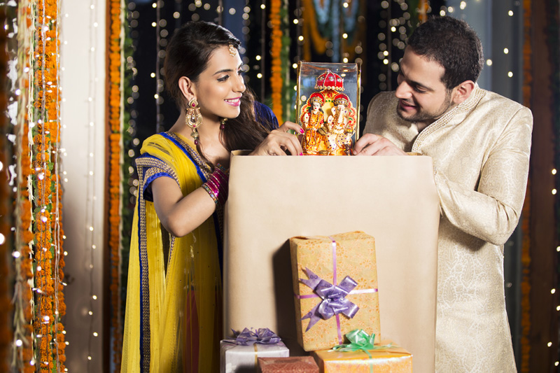 couple opening presents on diwali