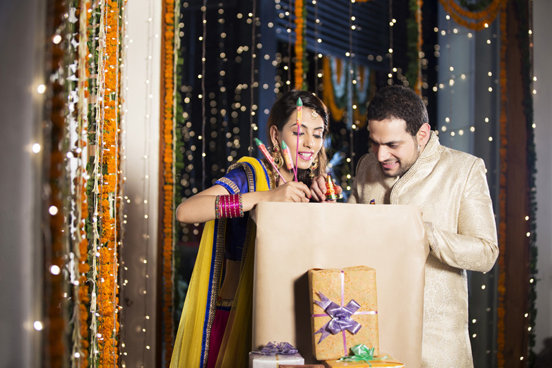 couple opening presents on diwali