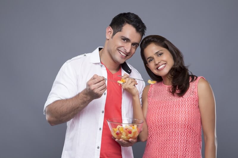 couple eating fresh fruits 