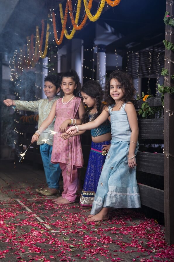 kids lighting sparklers on diwali 