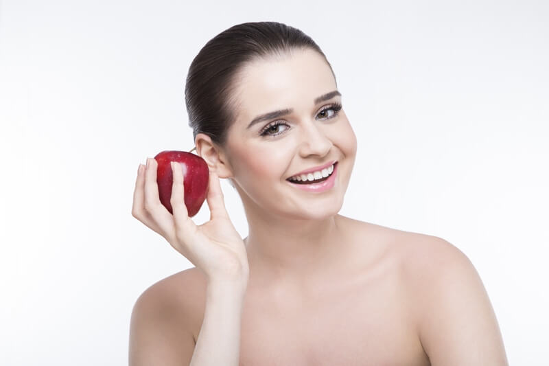 girl with apple 