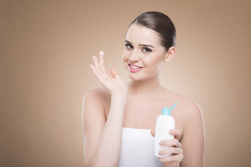 girl using beauty cream 