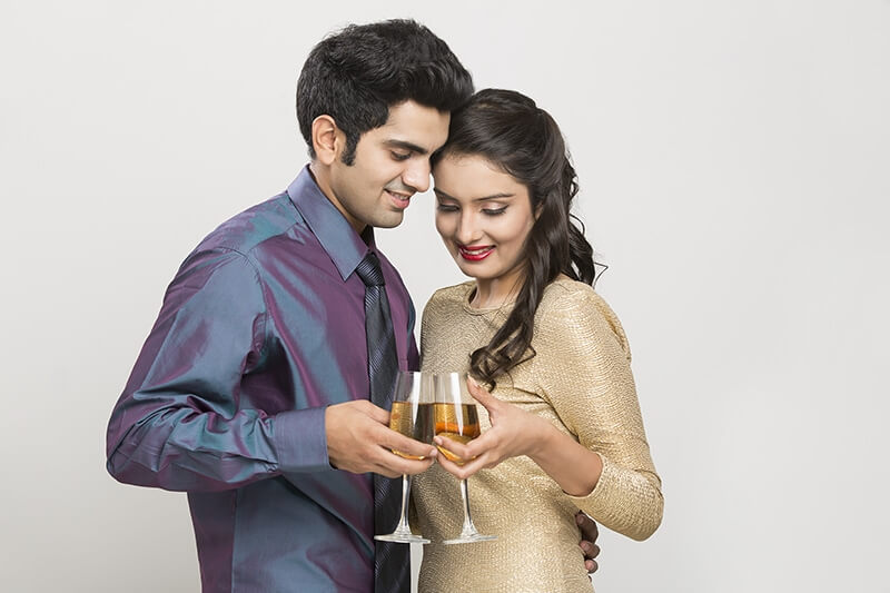 couple posing with champagne glasses 