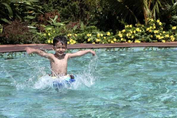 kid in swimming pool 