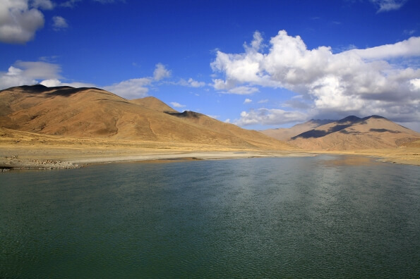 beautiful river aside ladakh mountains 