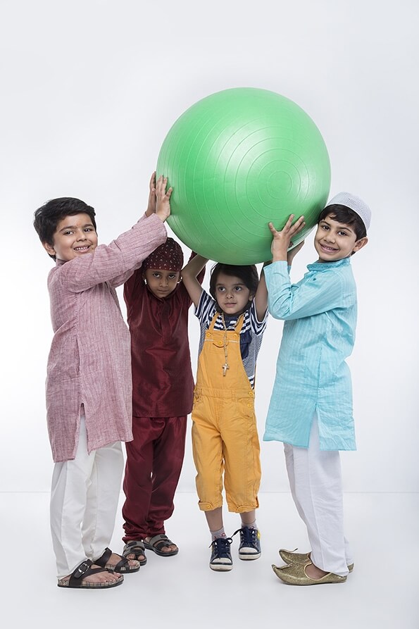 kids with ball 