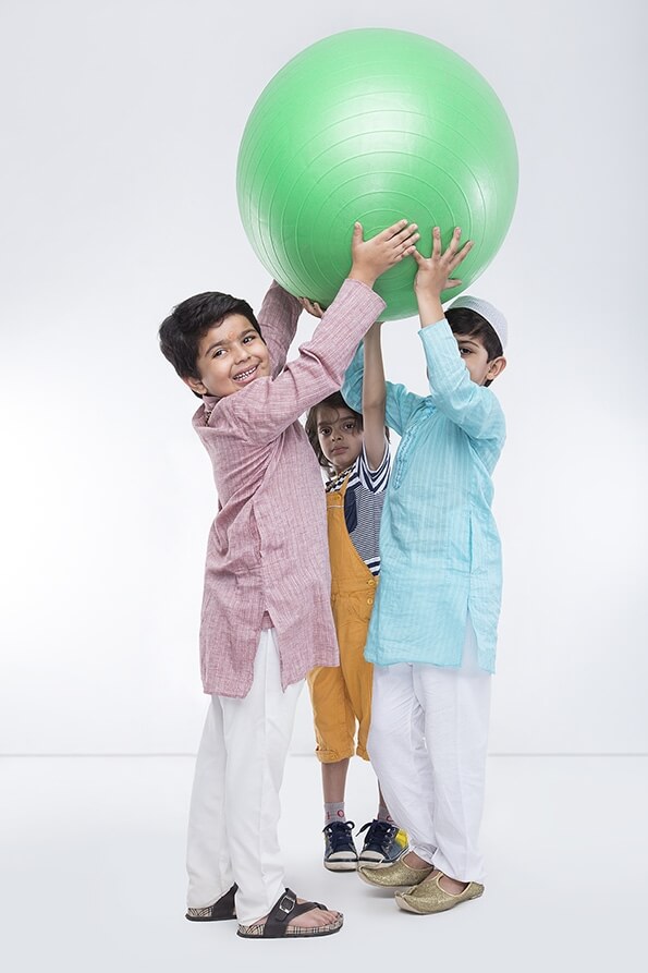 kids with ball 